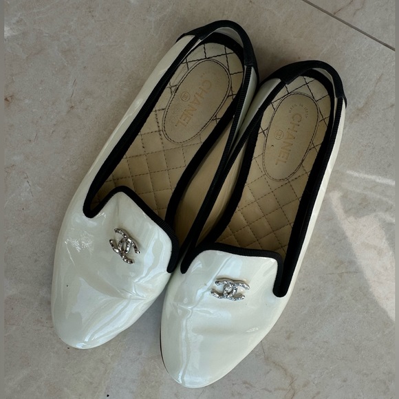 CHANEL IVORY PATENT LOAFERS SILVER CC LOGO - Picture 2 of 7